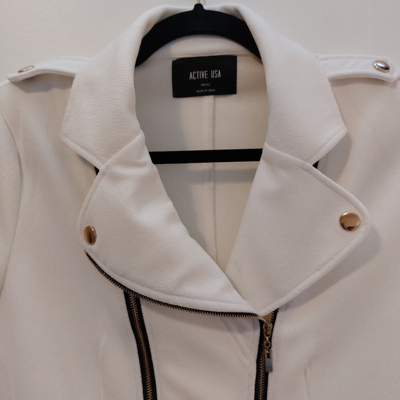 •°White Jacket with black details & gold hardware°• - Picture 3 of 6